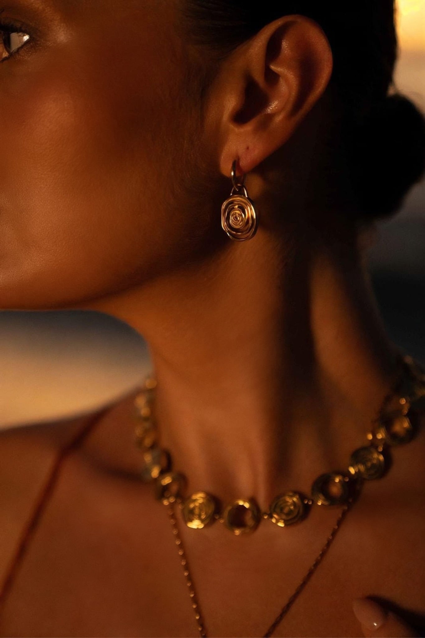 Sayulita Spiral Huggie Earrings - 图片 3