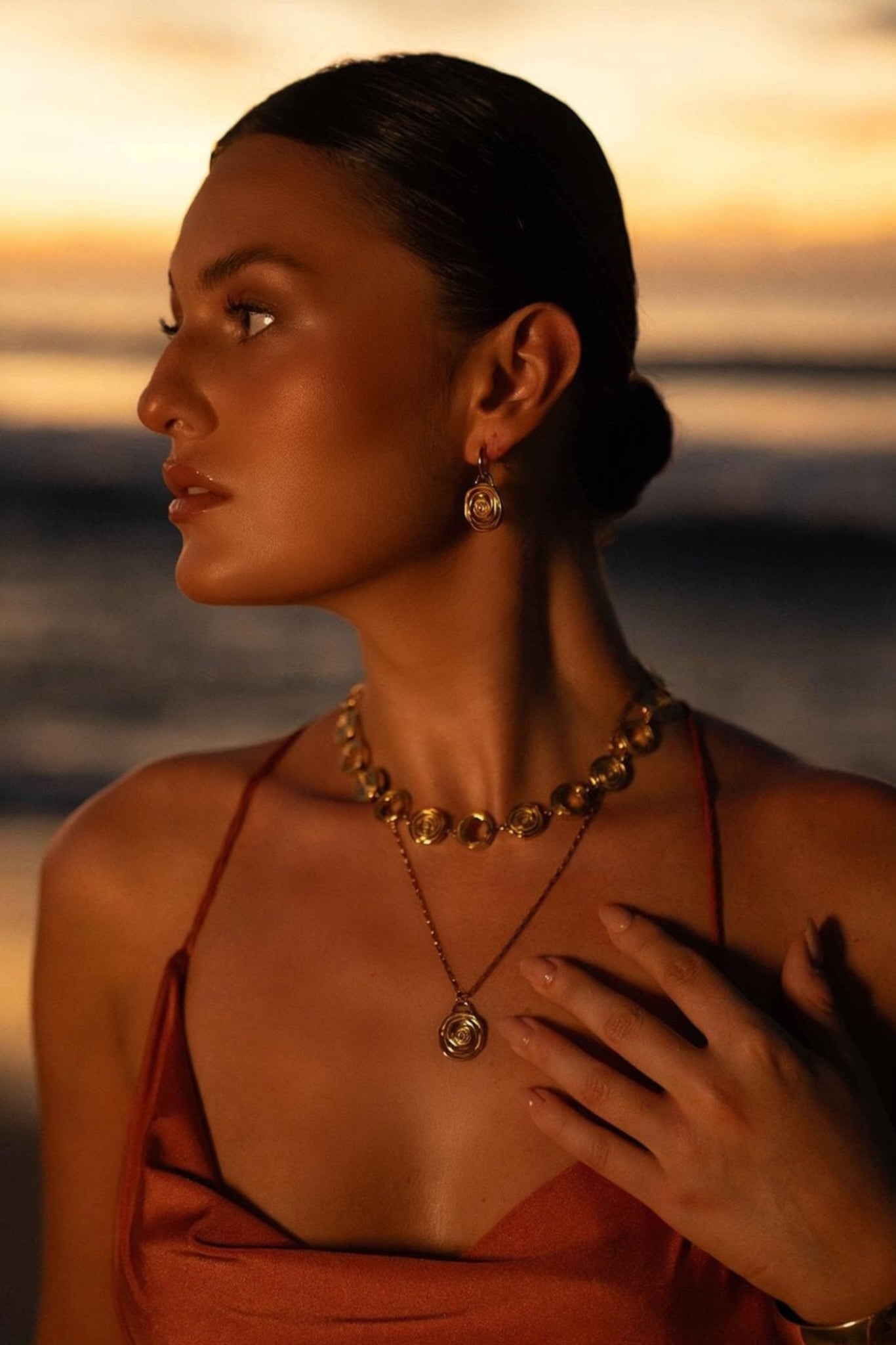 Sayulita Spiral Huggie Earrings - 图片 4